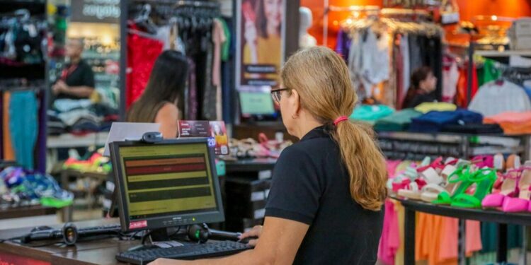 comercio-tem-22%-dos-goianos-contratados-com-carteira-assinada