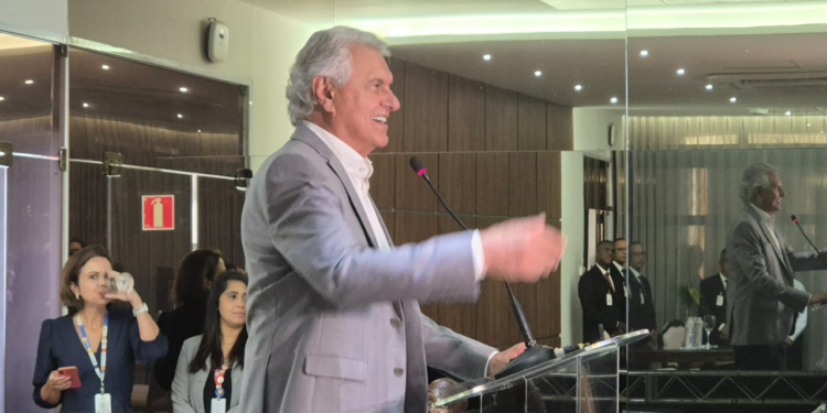 “se-nao-caminharmos-pelo-brasil,-as-pessoas-nao-terao-como-nos-conhecer”,-diz-caiado-em-salvador