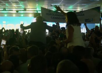 na-bahia,-caiado-chega-ao-palanque-carregado-por-apoiadores