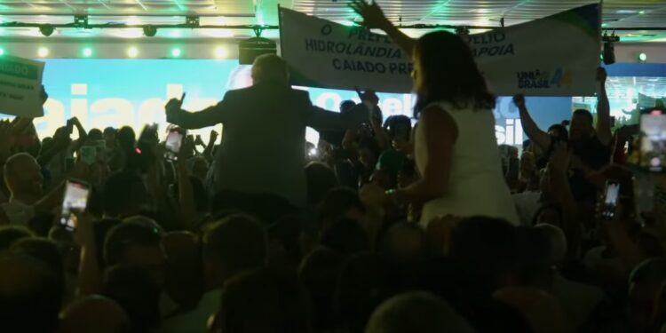 na-bahia,-caiado-chega-ao-palanque-carregado-por-apoiadores