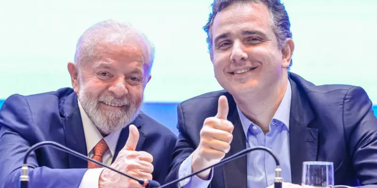 ao-lado-de-lula-em-minas,-pacheco-ouve-gritos-de-“governador”