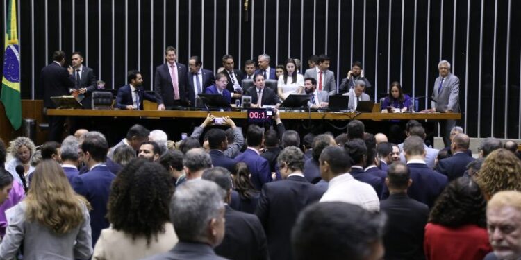 camara-tenta-votar-lei-do-mar-pela-quarta-vez-seguida