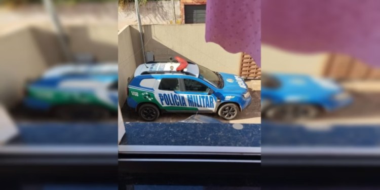 policial-militar-e-flagrado-se-masturbando-dentro-de-viatura;-veja-video