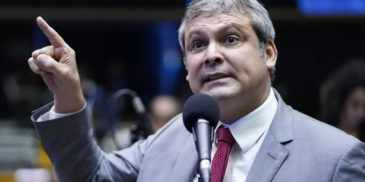 lider-do-pt-na-camara-defende-reducao-de-penas-a-condenados-do-8-de-janeiro