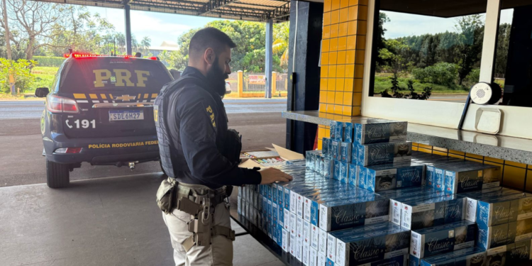 prf-intercepta-caminhonete-com-2-mil-macos-de-cigarros-contrabandeados-em-goias