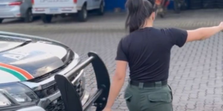 policial-e-punida-por-lavar-viatura-e-postar-video-nas-redes-sociais