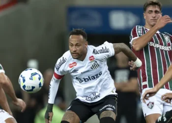 apos-12-anos,-neymar-volta-ao-brasileirao-com-vaias,-faltas-e-cartao-amarelo-no-maracana