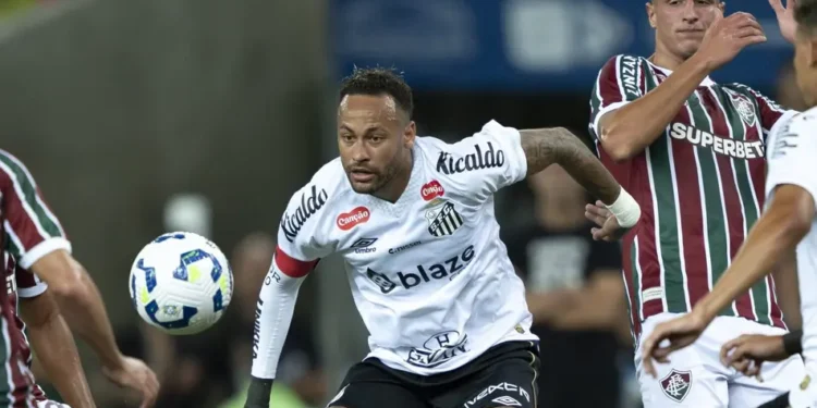 apos-12-anos,-neymar-volta-ao-brasileirao-com-vaias,-faltas-e-cartao-amarelo-no-maracana