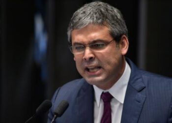 “pl-da-anistia-e-para-bolsonaro-se-safar-da-cadeia”,-diz-lindbergh-farias- 