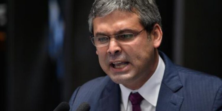 “pl-da-anistia-e-para-bolsonaro-se-safar-da-cadeia”,-diz-lindbergh-farias- 