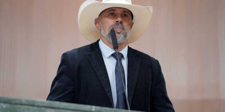 amauri-ribeiro-se-indigna-com-os-beneficios-oferecidos-por-caiado-a-ambev