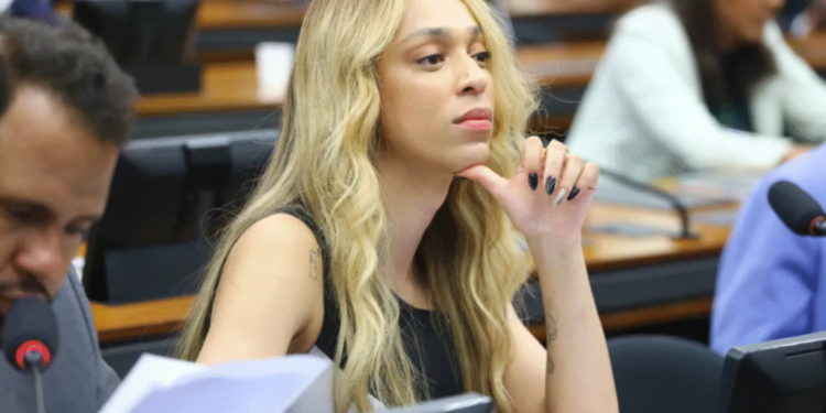 erika-hilton-cancela-viagem-aos-eua-apos-receber-visto-com-genero-masculino