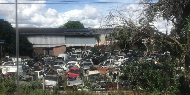 ferro-velho-abandonado-preocupa-moradores-no-setor-lorena-park