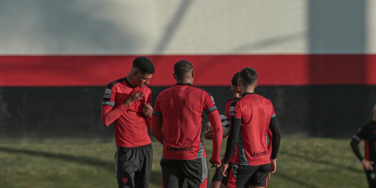 atletico-go-finaliza-preparacao-para-enfrentar-o-cuiaba-em-duelo-decisivo-na-serie-b