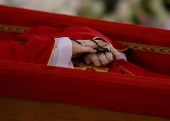 confira-as-primeiras-imagens-do-velorio-do-papa-francisco