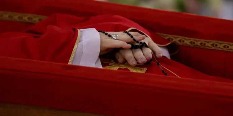 confira-as-primeiras-imagens-do-velorio-do-papa-francisco