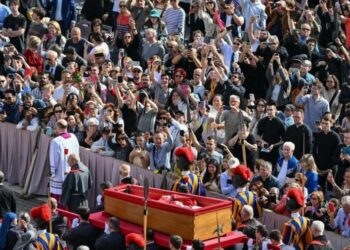 velorio-do-papa-francisco-e-aberto-ao-publico-no-vaticano