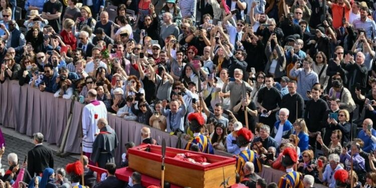 velorio-do-papa-francisco-e-aberto-ao-publico-no-vaticano