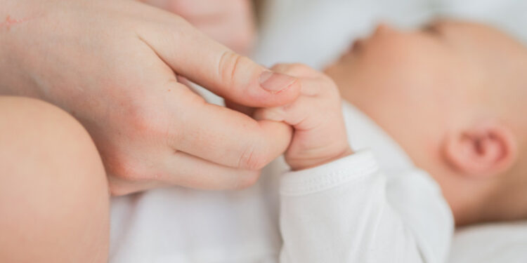 mulher-e-presa-por-vender-filha-recem-nascida-a-casal-por-r$-12-mil