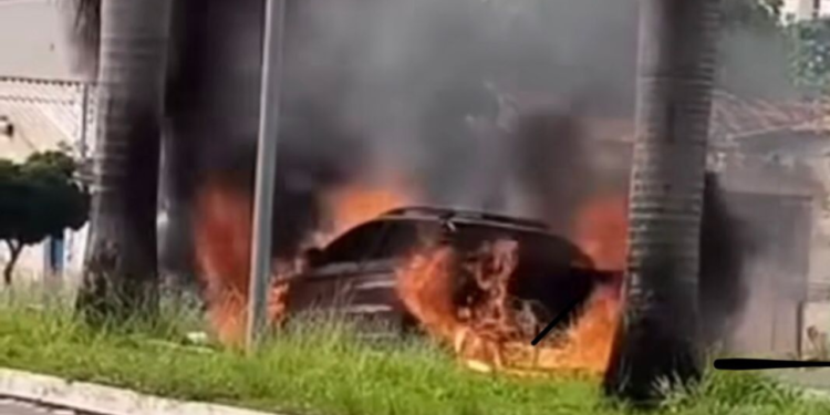 carro-pega-fogo-e-e-destruido-por-chamas-na-avenida-leste-oeste,-em-goiania