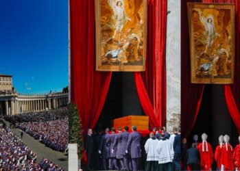 em-cerimonia-historica,-papa-francisco-e-enterrado-em-roma