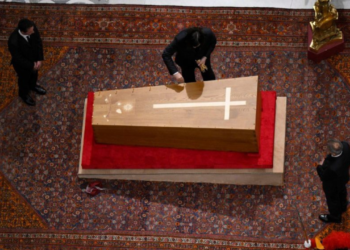 caixao-do-papa-francisco-e-fechado;-enterro-sera-na-manha-deste-sabado-(26)