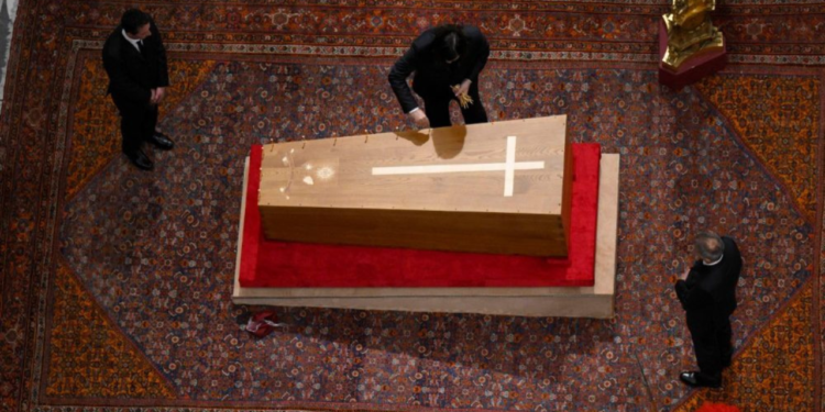 caixao-do-papa-francisco-e-fechado;-enterro-sera-na-manha-deste-sabado-(26)