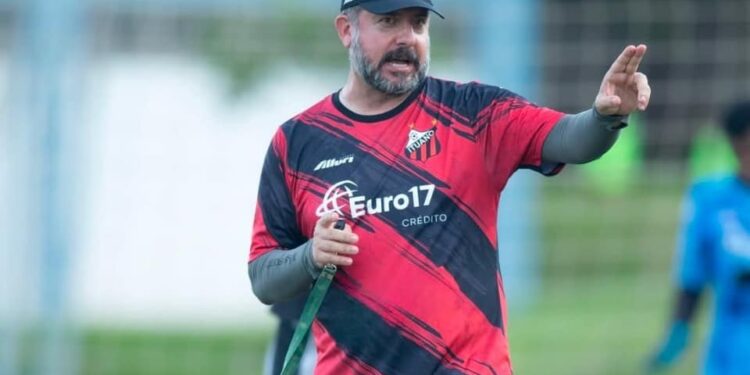 goiania-anuncia-tecnico,-auxiliar-e-dirigente-de-futebol
