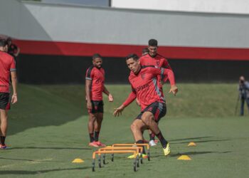 atletico-go-viaja-para-manaus-buscando-espantar-a-ma-fase-na-serie-b