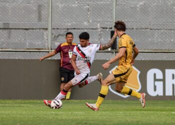 claudio-tencati-reclama-de-postura-do-atletico-go-em-segundo-tempo-contra-o-amazonas