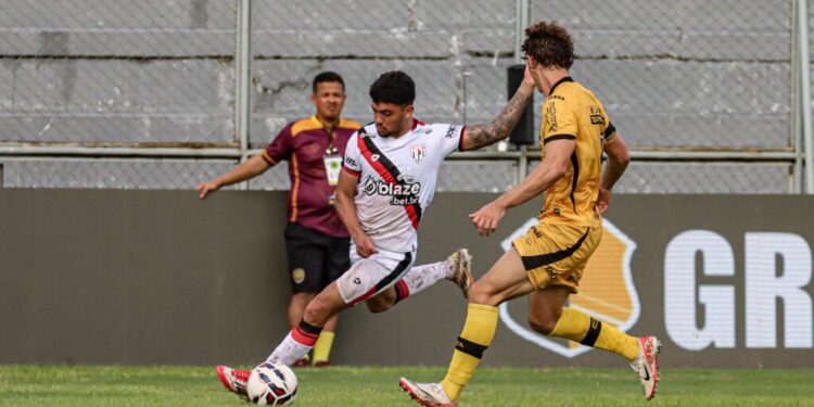 claudio-tencati-reclama-de-postura-do-atletico-go-em-segundo-tempo-contra-o-amazonas
