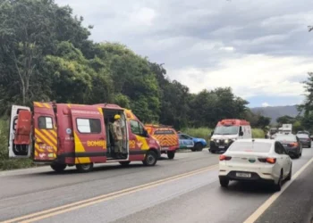 acidente-entre-dois-carros-fere-cinco-pessoas-na-br-020