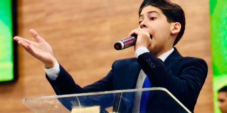 conselho-tutelar-proibe-pastor-mirim-de-pregar-e-usar-redes-sociais-apos-polemicas