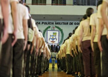 adolescente-trans-conquista-direito-de-usar-farda-masculina-em-colegio-militar-de-caldas-novas
