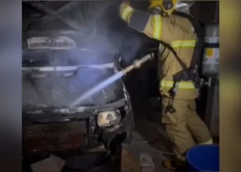 homem-tranca-esposa,-filha-e-cunhada-em-casa-e-incendeia-carro-em-goias