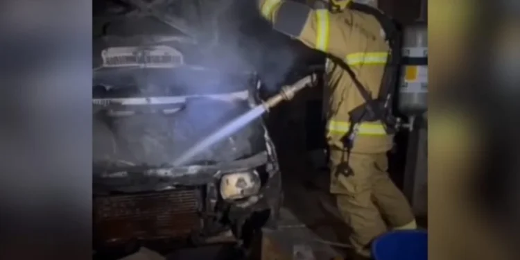 homem-tranca-esposa,-filha-e-cunhada-em-casa-e-incendeia-carro-em-goias