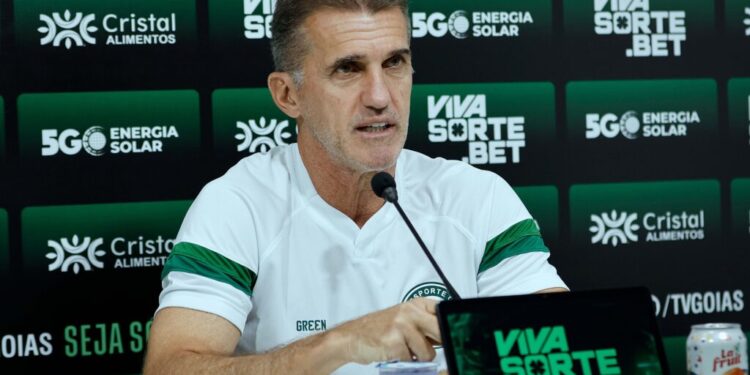 apesar-de-ver-erros-no-goias,-mancini-admite-melhora-do-time