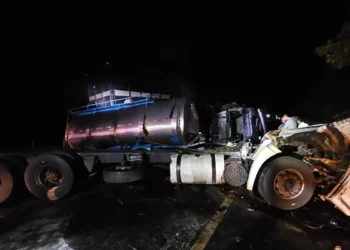 grave-acidente-entre-caminhoes-deixa-tres-mortos-no-interior-de-goias