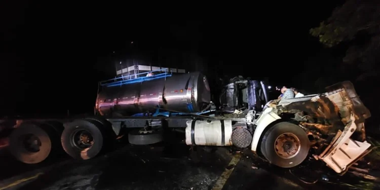 grave-acidente-entre-caminhoes-deixa-tres-mortos-no-interior-de-goias