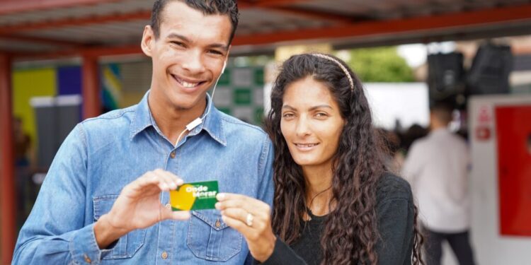 governo-de-goias-entrega-45-cartoes-do-aluguel-social-em-carmo-do-rio-verde