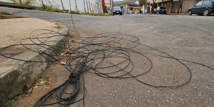 fios-caidos-e-pendurados-em-goiania-viram-ameaca-cotidiana