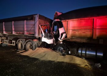 acidente-envolvendo-duas-carretas-na-br-153-deixa-um-morto-na-divisa-goias-minas