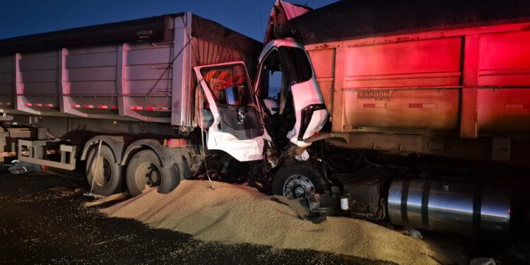 acidente-envolvendo-duas-carretas-na-br-153-deixa-um-morto-na-divisa-goias-minas