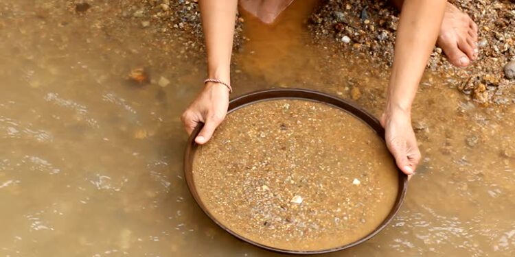 garimpeiros-invadem-fazenda-em-cristalina-para-extracao-ilegal-de-cristais