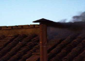 fumaca-preta-na-capela-sistina:-cardeais-nao-elegeram-novo-papa-na-primeira-votacao