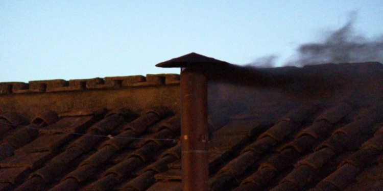 fumaca-preta-na-capela-sistina:-cardeais-nao-elegeram-novo-papa-na-primeira-votacao