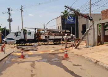 transito-derruba-10-postes-por-dia-em-goias-—-e-motoristas-quase-nunca-sao-responsabilizados