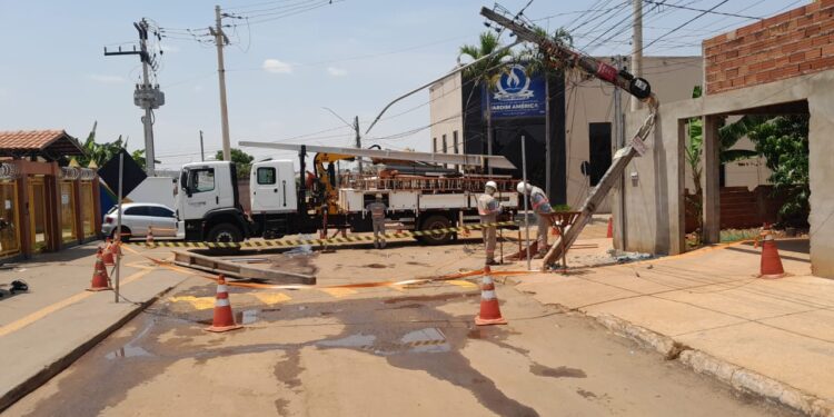 transito-derruba-10-postes-por-dia-em-goias-—-e-motoristas-quase-nunca-sao-responsabilizados