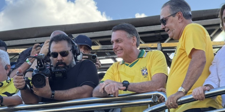em-ato-esvaziado-no-df,-bolsonaro-pressiona-por-anistia