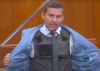 apos-confusao-com-procurador,-novandir-chega-a-camara-usando-colete-a-prova-de-balas